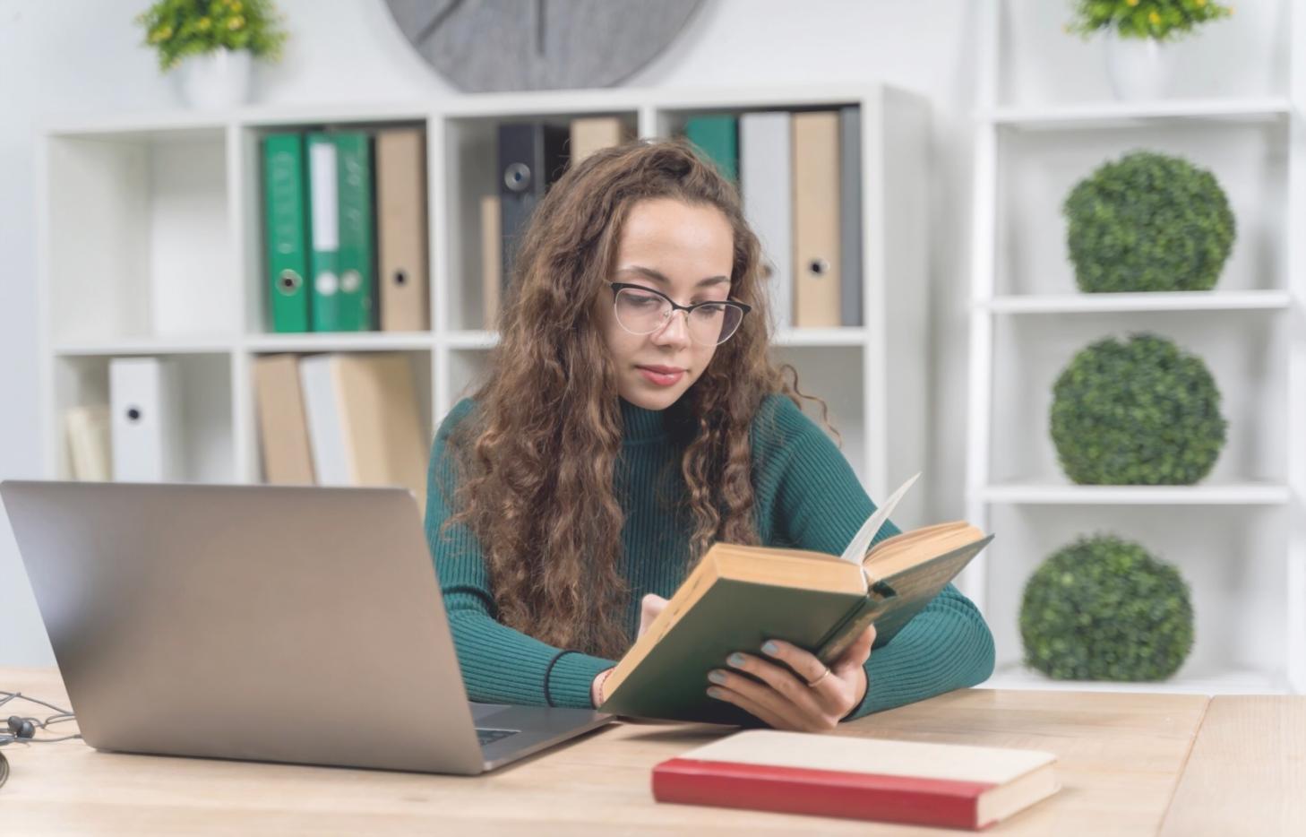 Strategische Finanzberatung für Start-ups in modernem Arbeitsumfeld